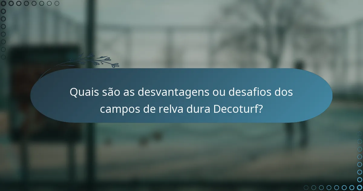 Quais são as desvantagens ou desafios dos campos de relva dura Decoturf?